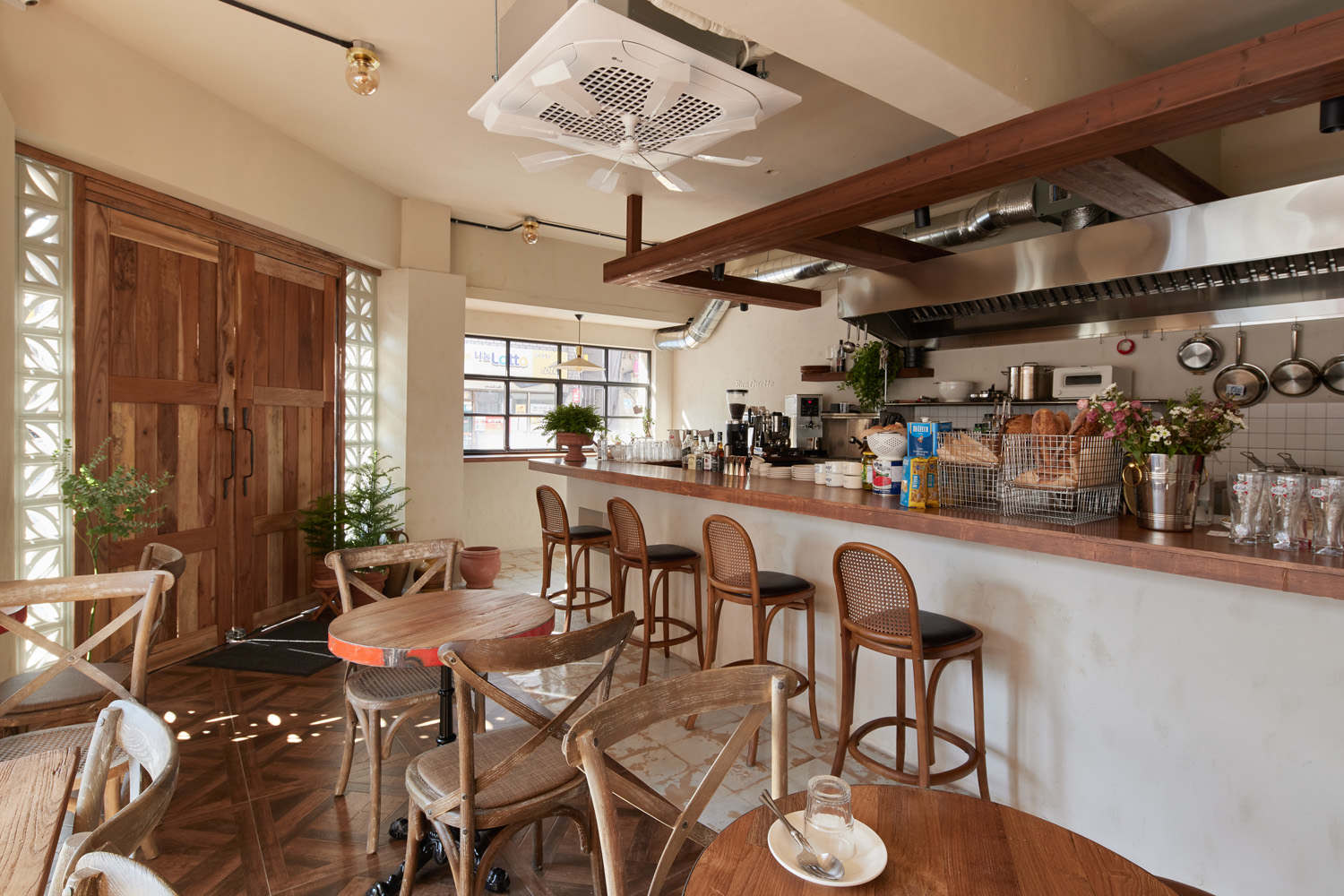 13 坪欧式风咖啡厅，白色&木质调氛围营造-3