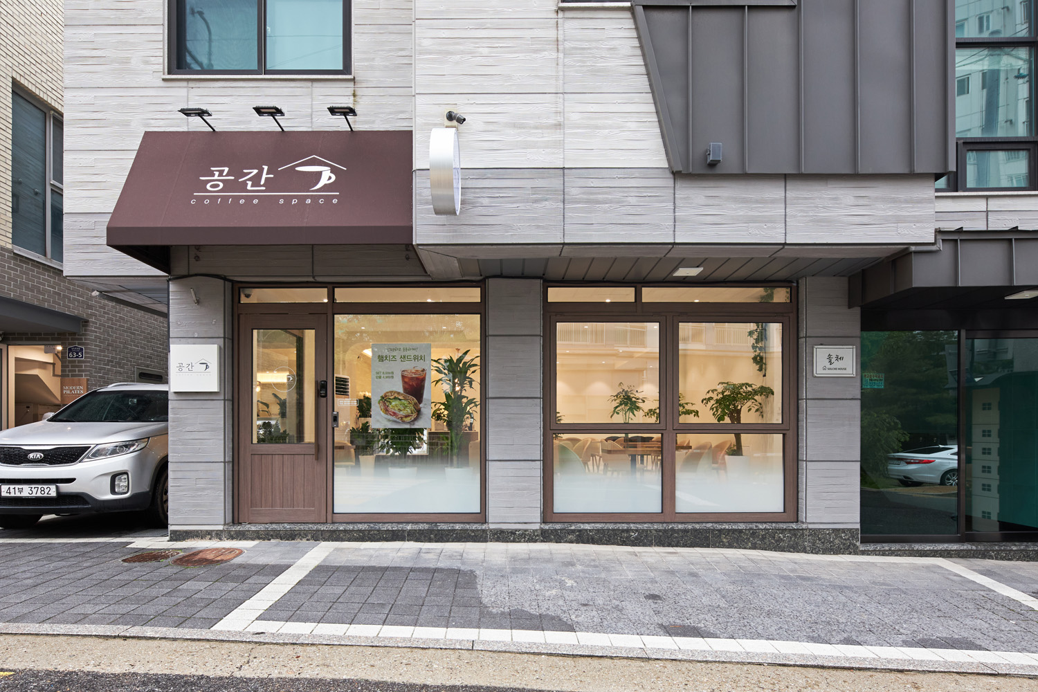 白色与木色交融，34 平米咖啡厅的极简设计魅力-2