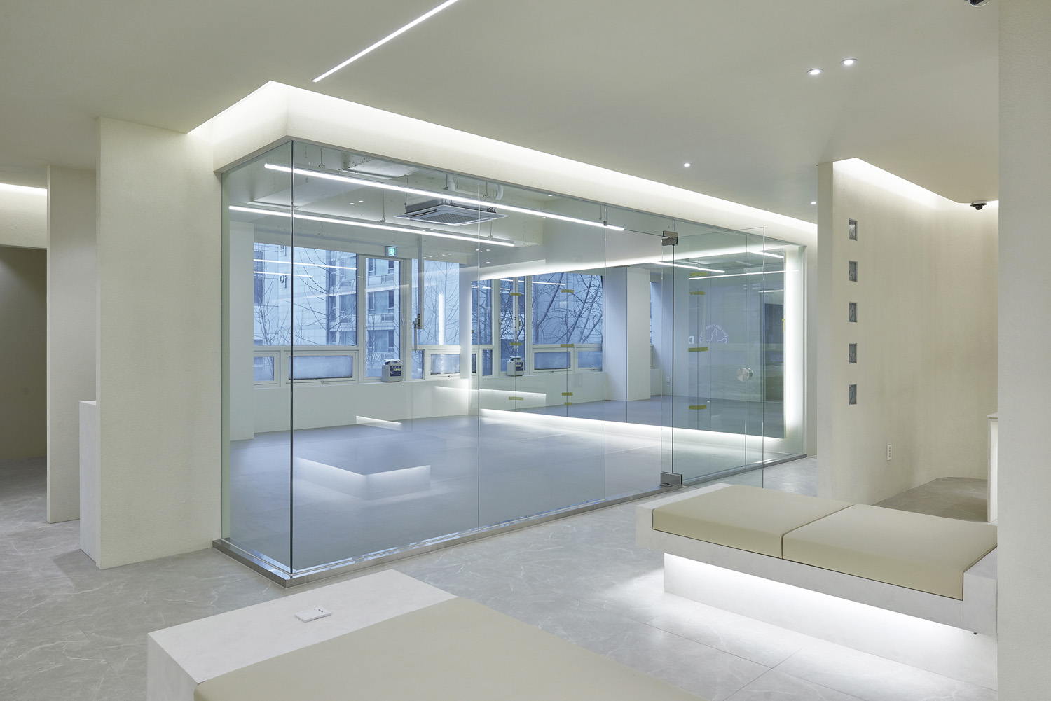 白色典雅，140 平米办公室与公寓的精致设计-13