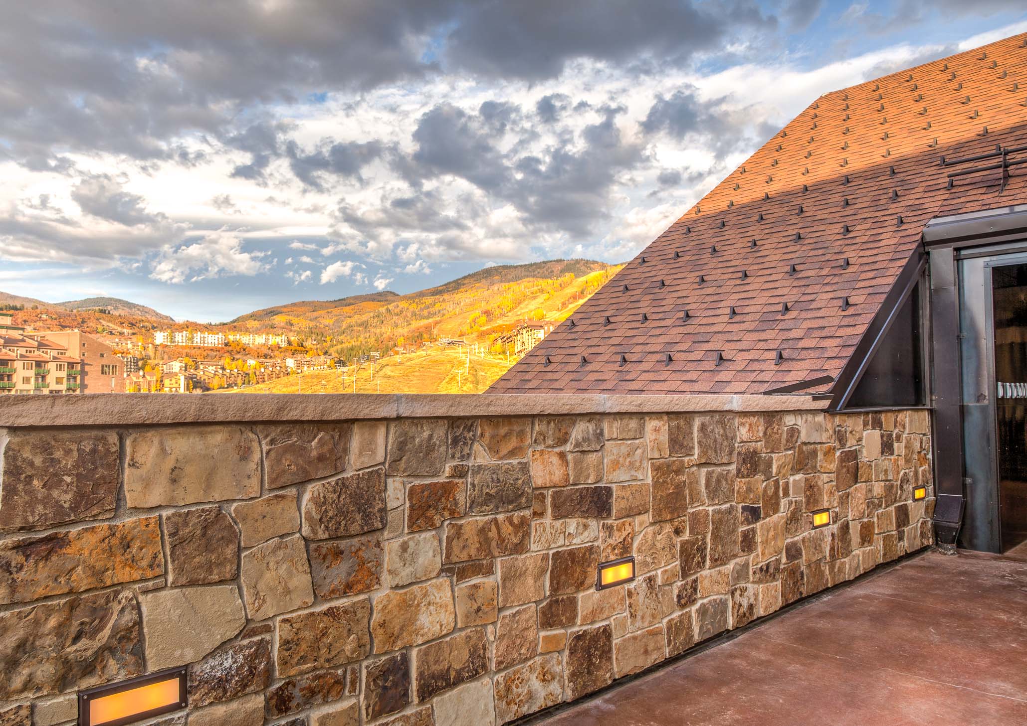 垂直艺术建筑打造四季皆宜的滑雪胜地顶层露台设计-20