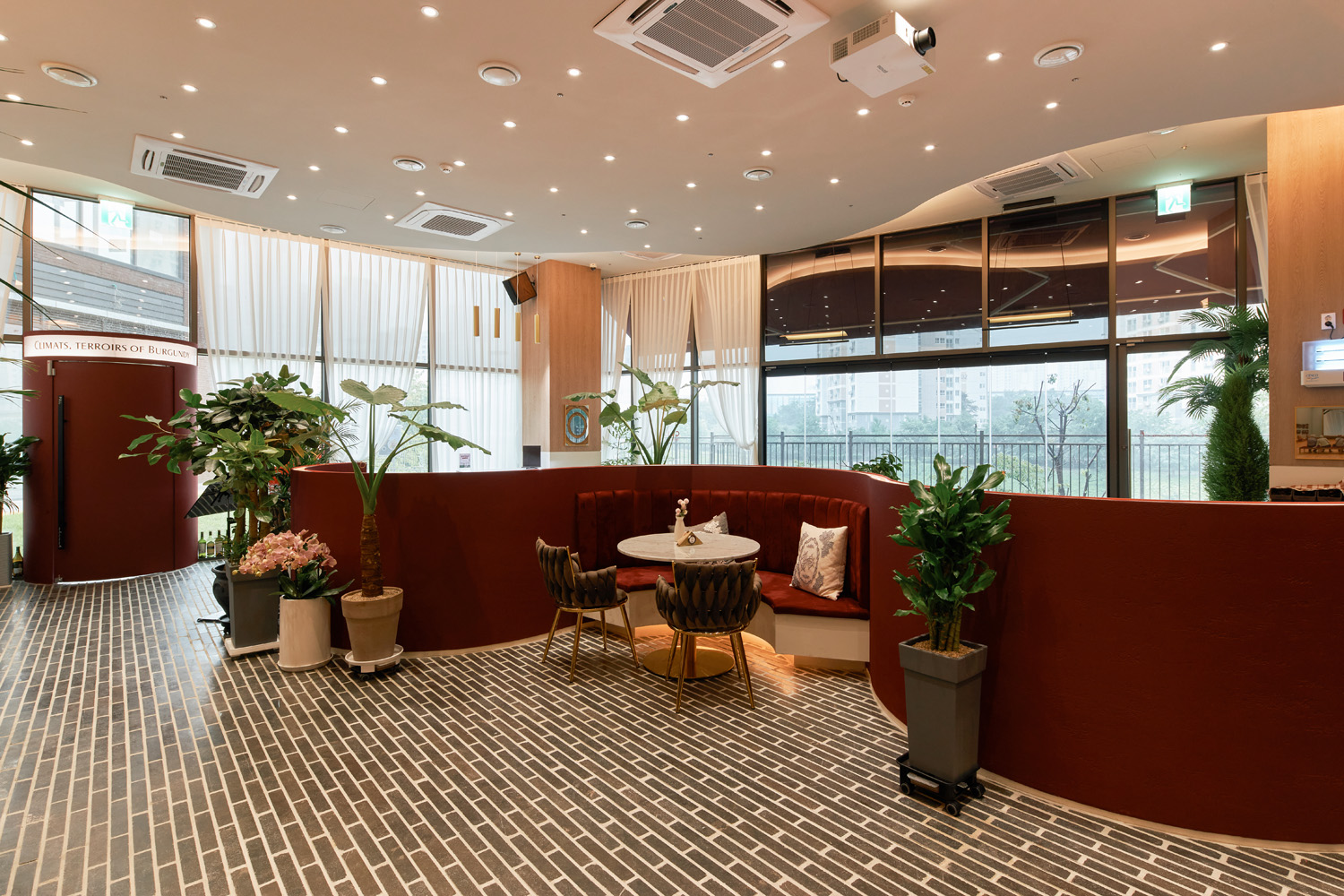 曲径通幽 | 55 平米餐厅的曲线魅力-8