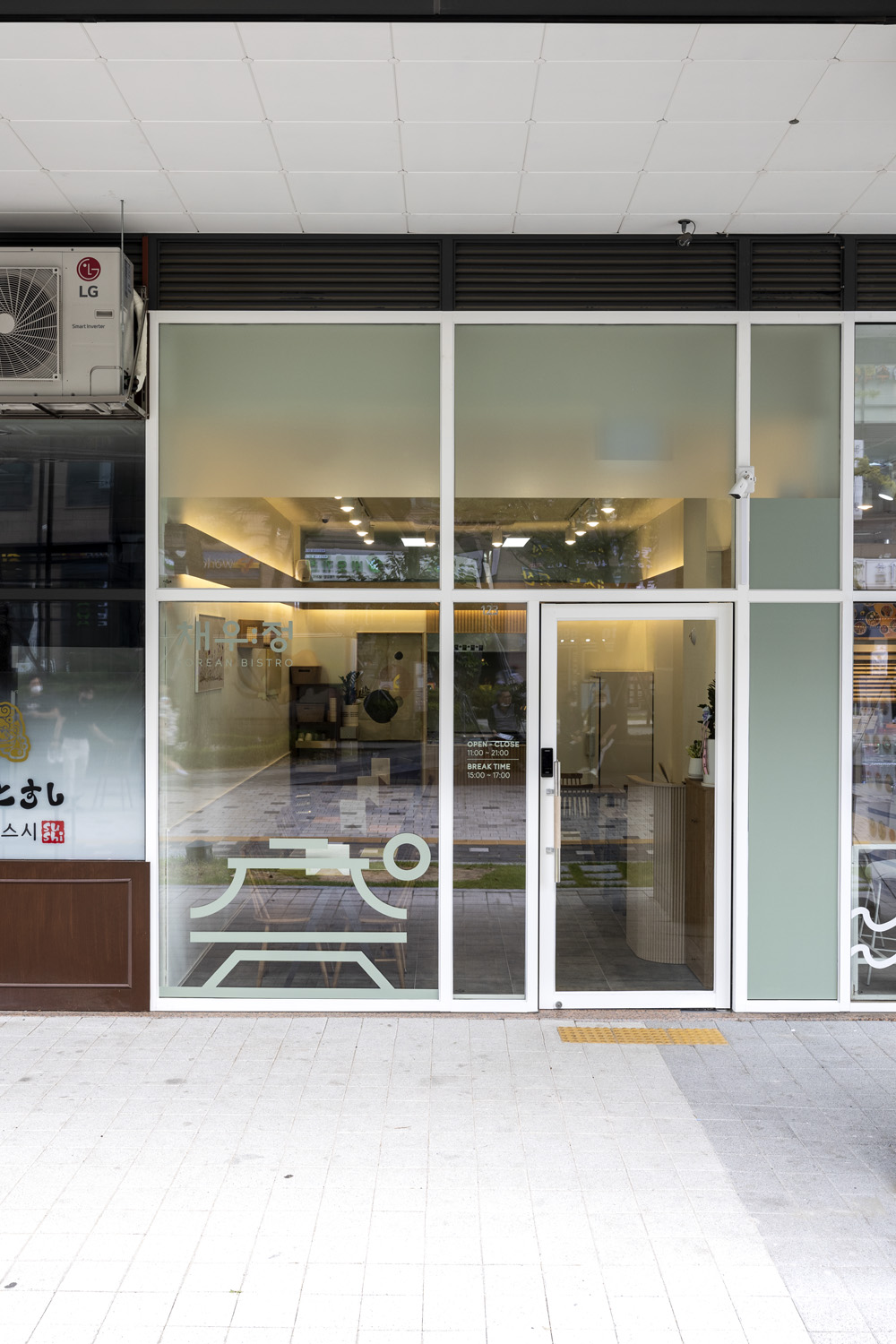 白色与木质，极简主义餐厅设计-19