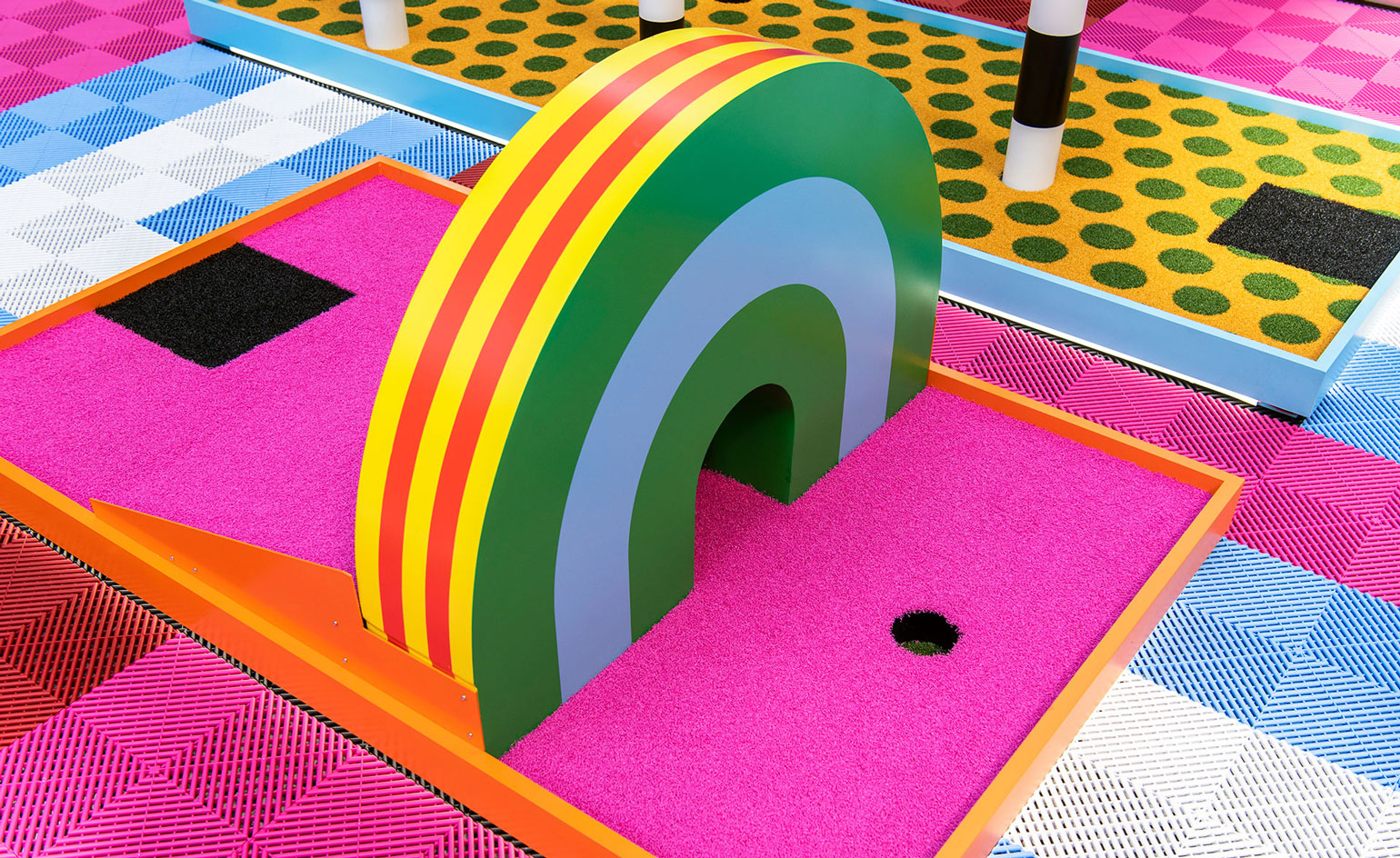 色彩斑斓的迷你高尔夫 | 艺术家 Craig & Karl 的创意之作-6