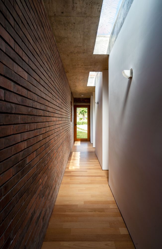 巴西环境保护区中的现代家庭住宅丨Trika Arquitetura-52