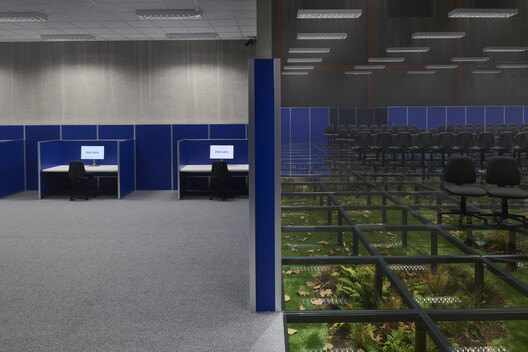 Prada 2024秋冬男装秀场设计丨AMO-29