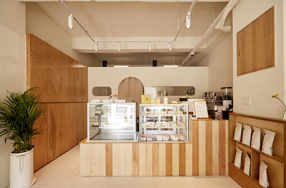 白色与木质，打造 16 平米温馨咖啡馆-5