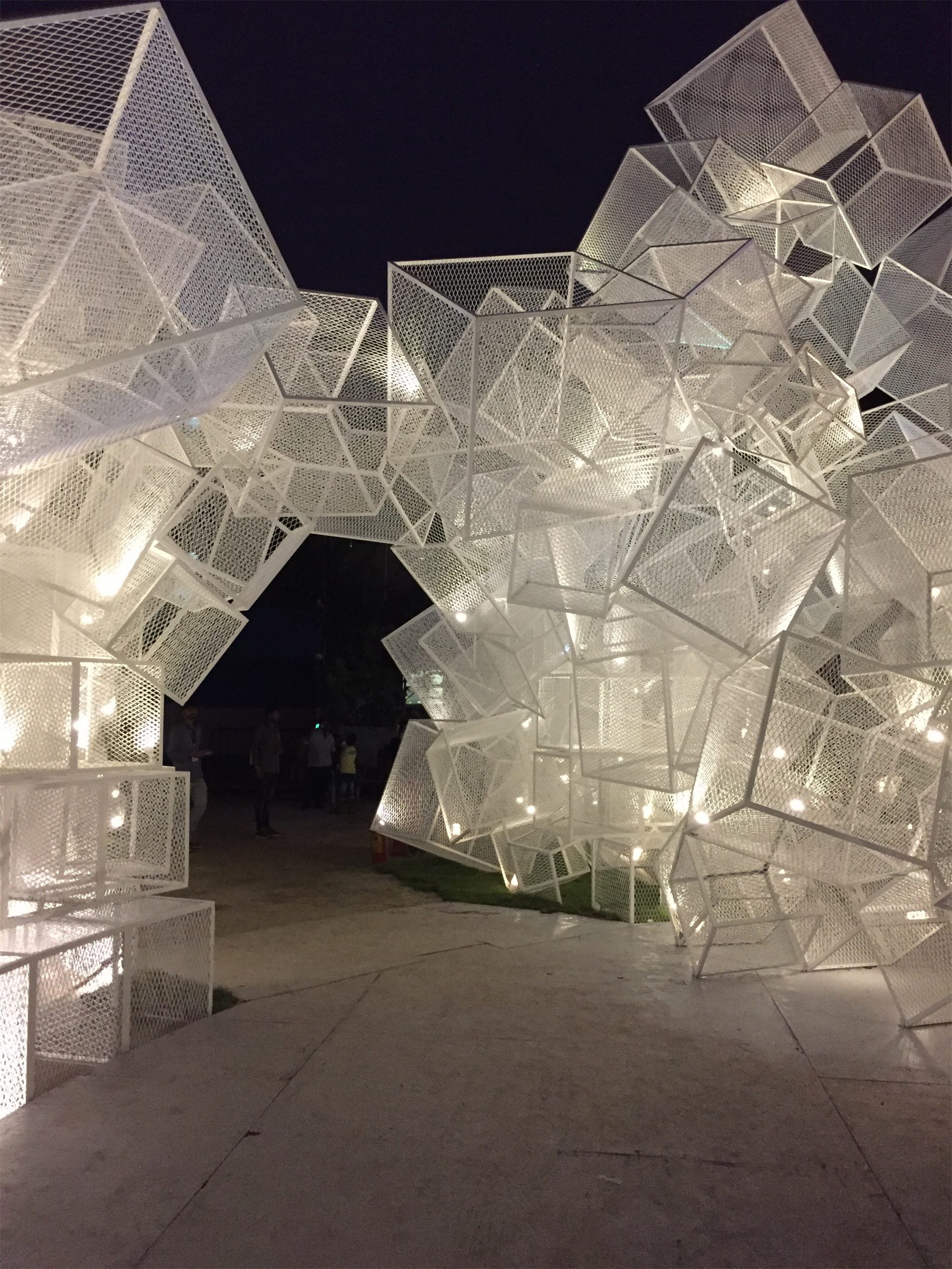 印度杜尔迦女神节临时装置，受困的飞鸟 / Abin Design Studio-25