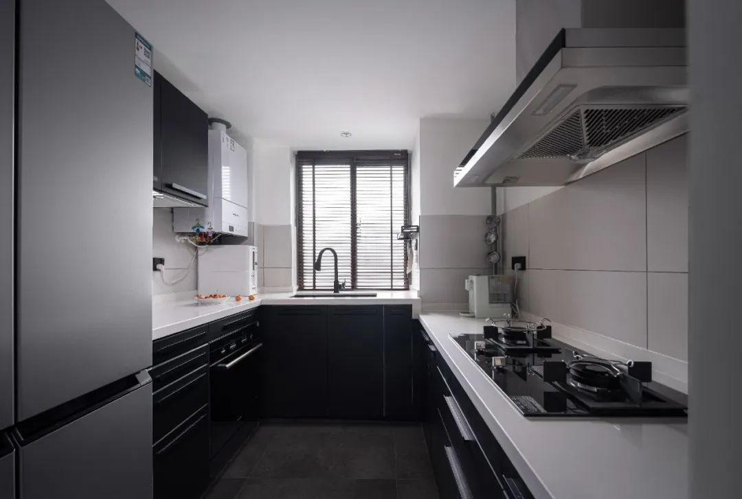 黑白基调,打造隔绝纷扰的年轻夫妻新居-60