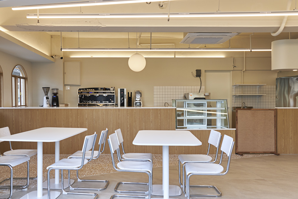 白色与木纹的优雅融合 | 15 坪小空间的精美咖啡厅设计-8