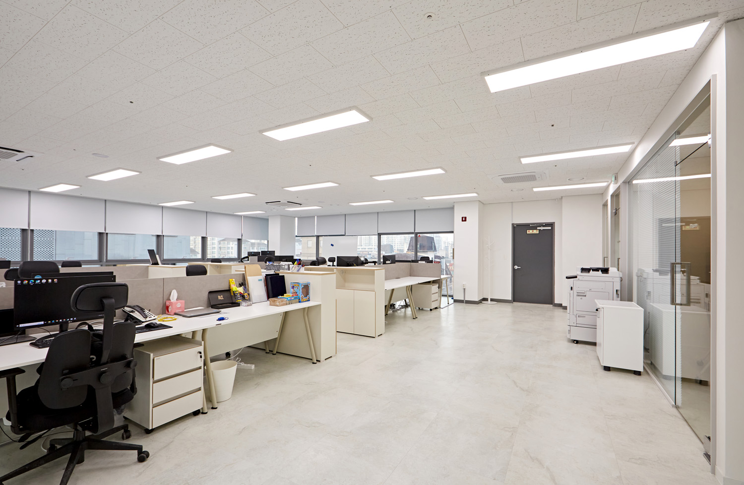 现代简约风格的 67 平米办公室设计-23