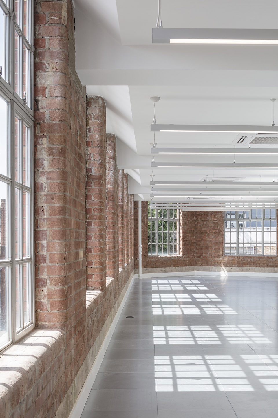 伦敦旧仓库建筑翻新变身开放式办公室-16