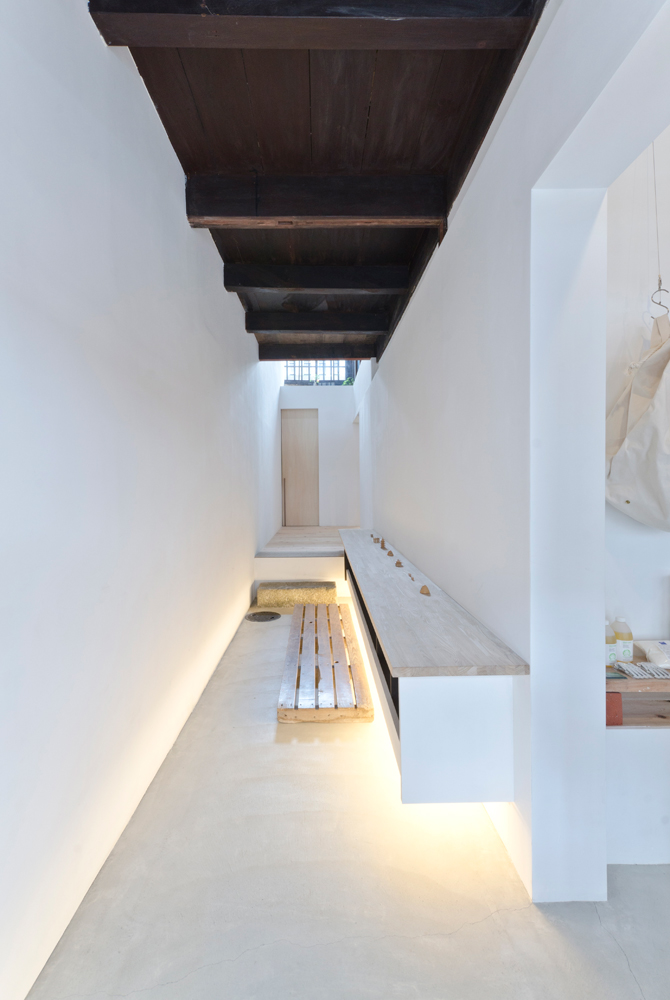 京都 AWOMB 空间 | 简约设计与旧建筑的完美融合-2