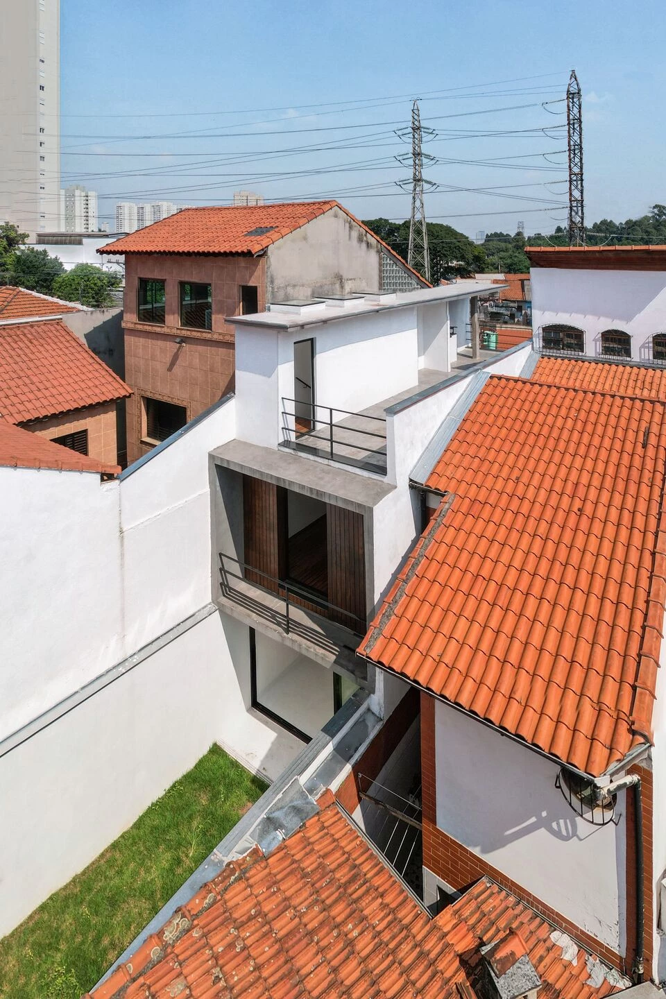 巴西 Vila Leopoldina House | 简约灵动的三层私人住宅-6