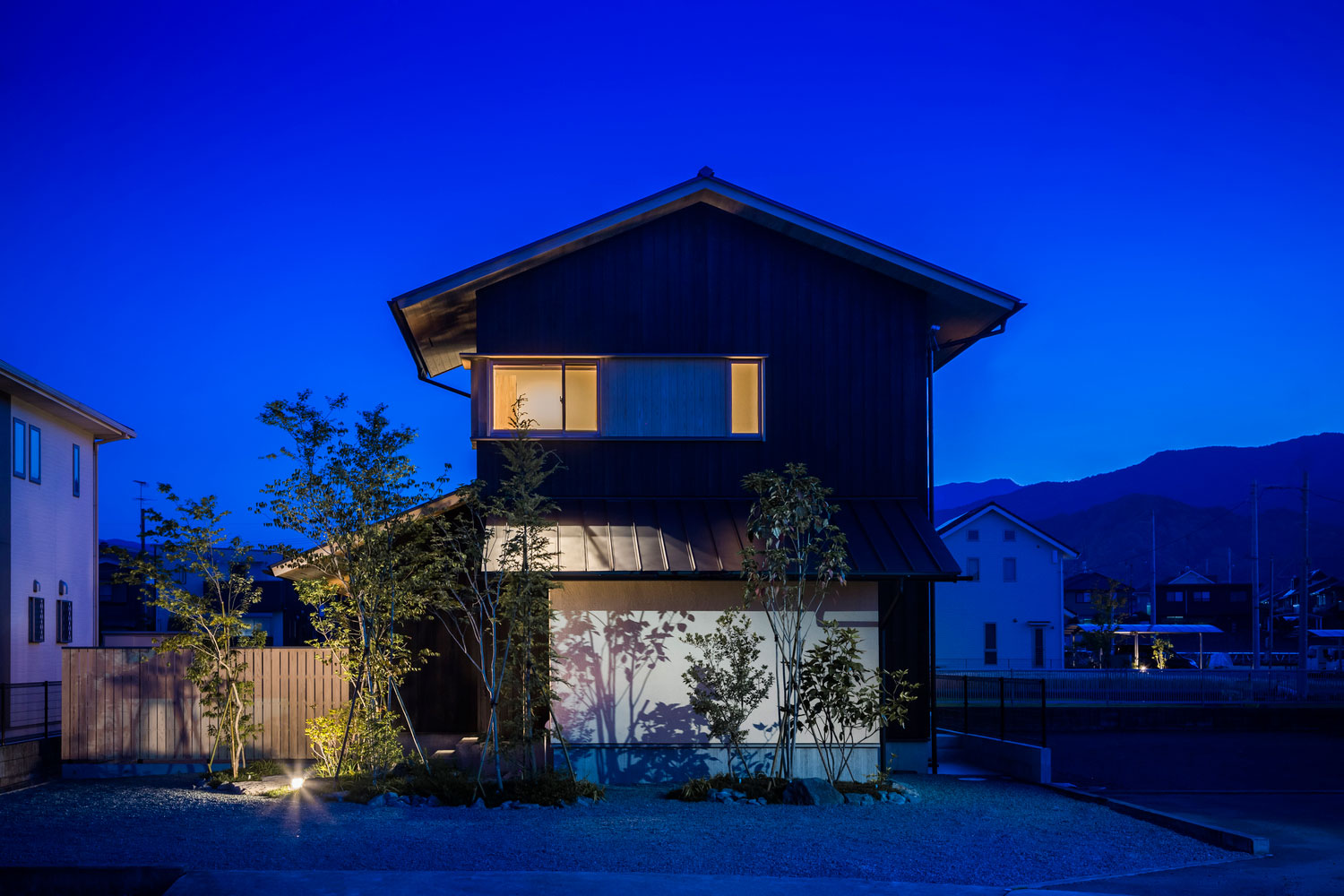 Takashi Okuno Designs this House for a Young Couple Whose Desire was to Live Among the Landscapes that Grew Up-24