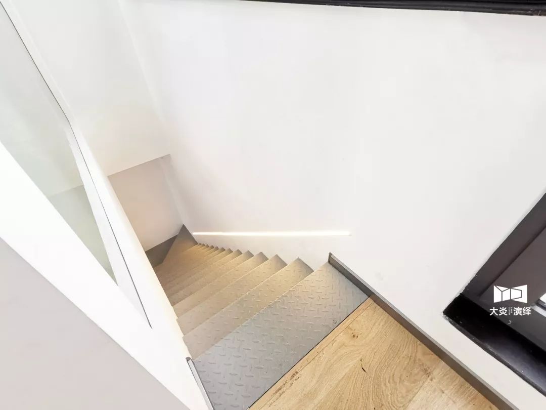 极简黑白灰,小户型 LOFT 变大 house-56