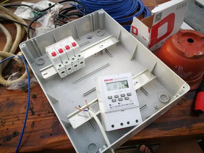 不惑之年，他自己动手建了一座楼顶花园，养花种菜喂鱼……-48