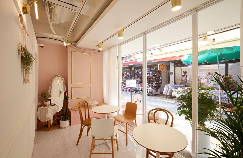 首尔尹氏咖啡厅 | 8 坪空间里的白色与原木魅力-6