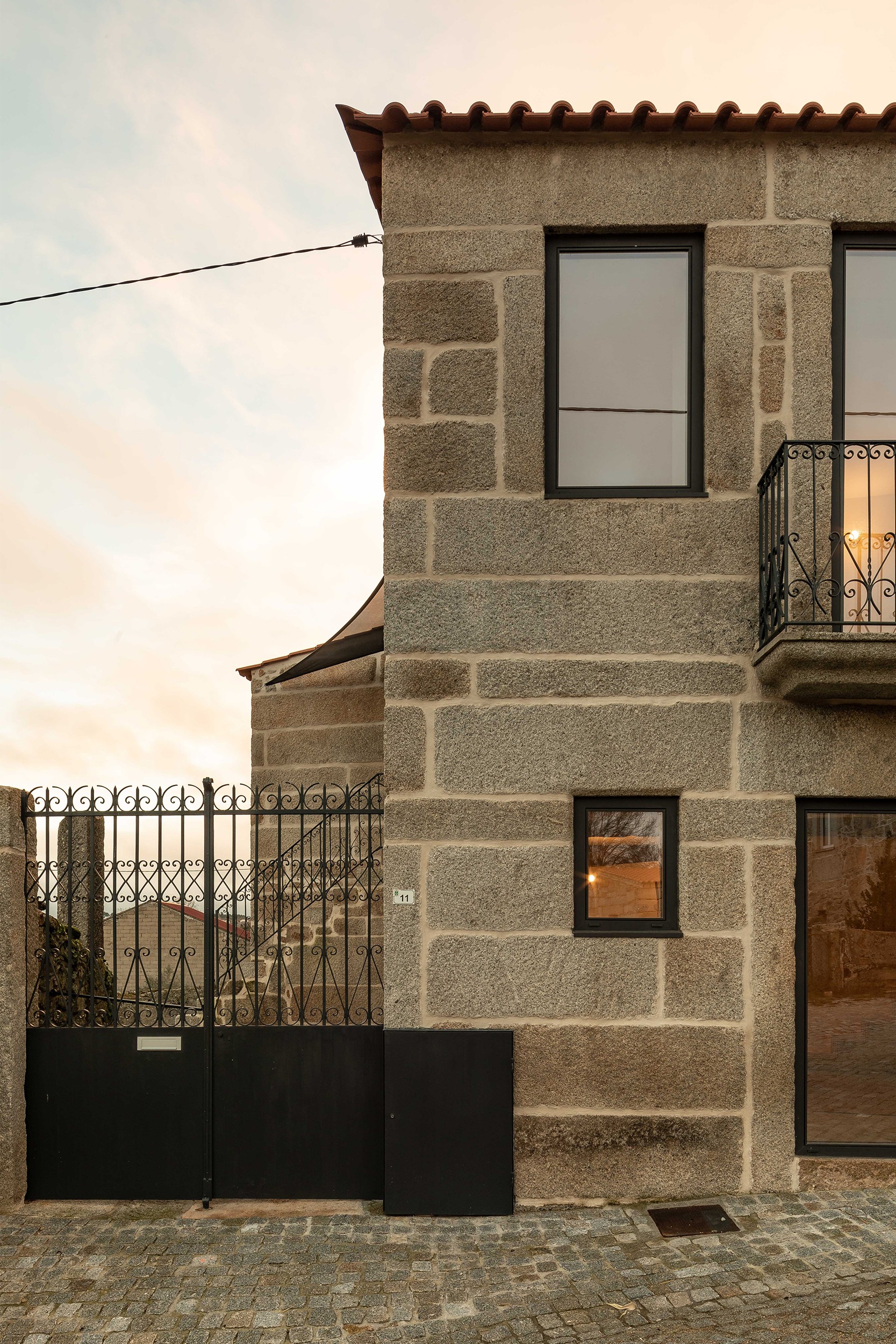 将乡村废弃房屋改造成现代舒适别墅丨葡萄牙丨Filipe Pina建筑工作室-4