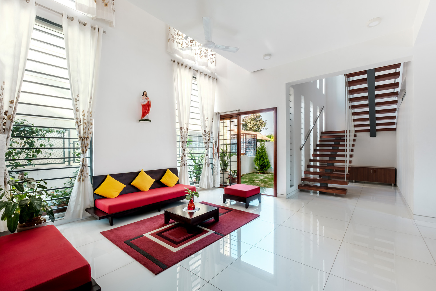 树拥抱者 · 印度班加罗尔的自然现代住宅-42