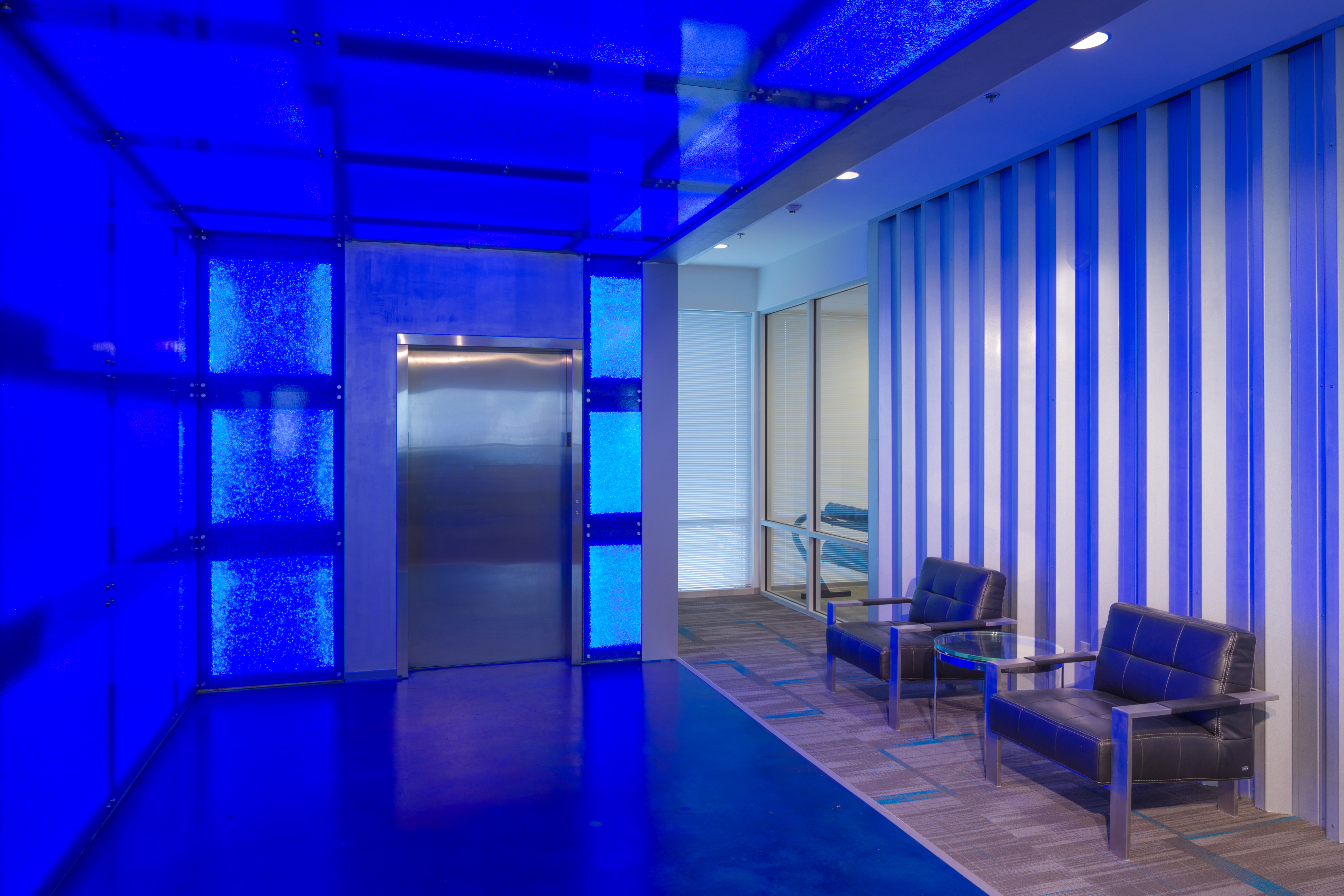 集装箱变身办公建筑的艺术探索-14