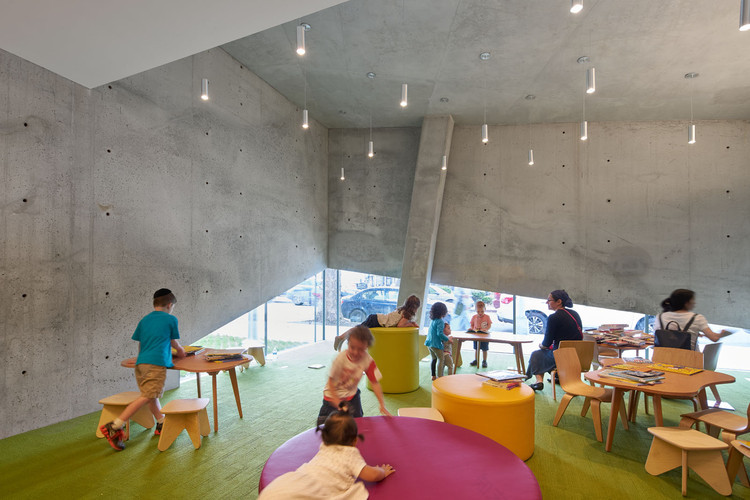 WORKac 设计全新皇后区图书馆,绿色屋顶连接花园循环-14