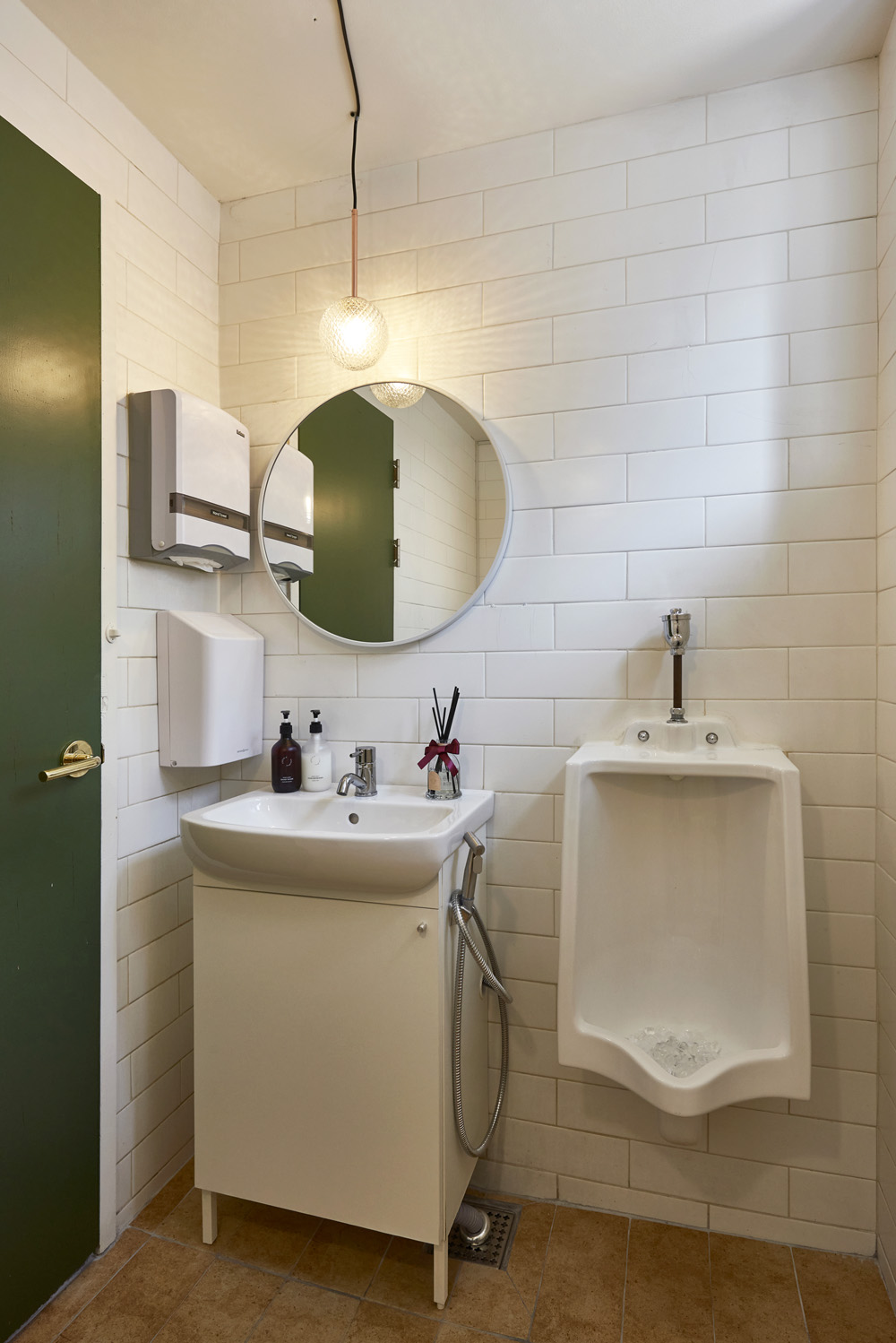 简约时尚的 20 平米餐厅设计-15