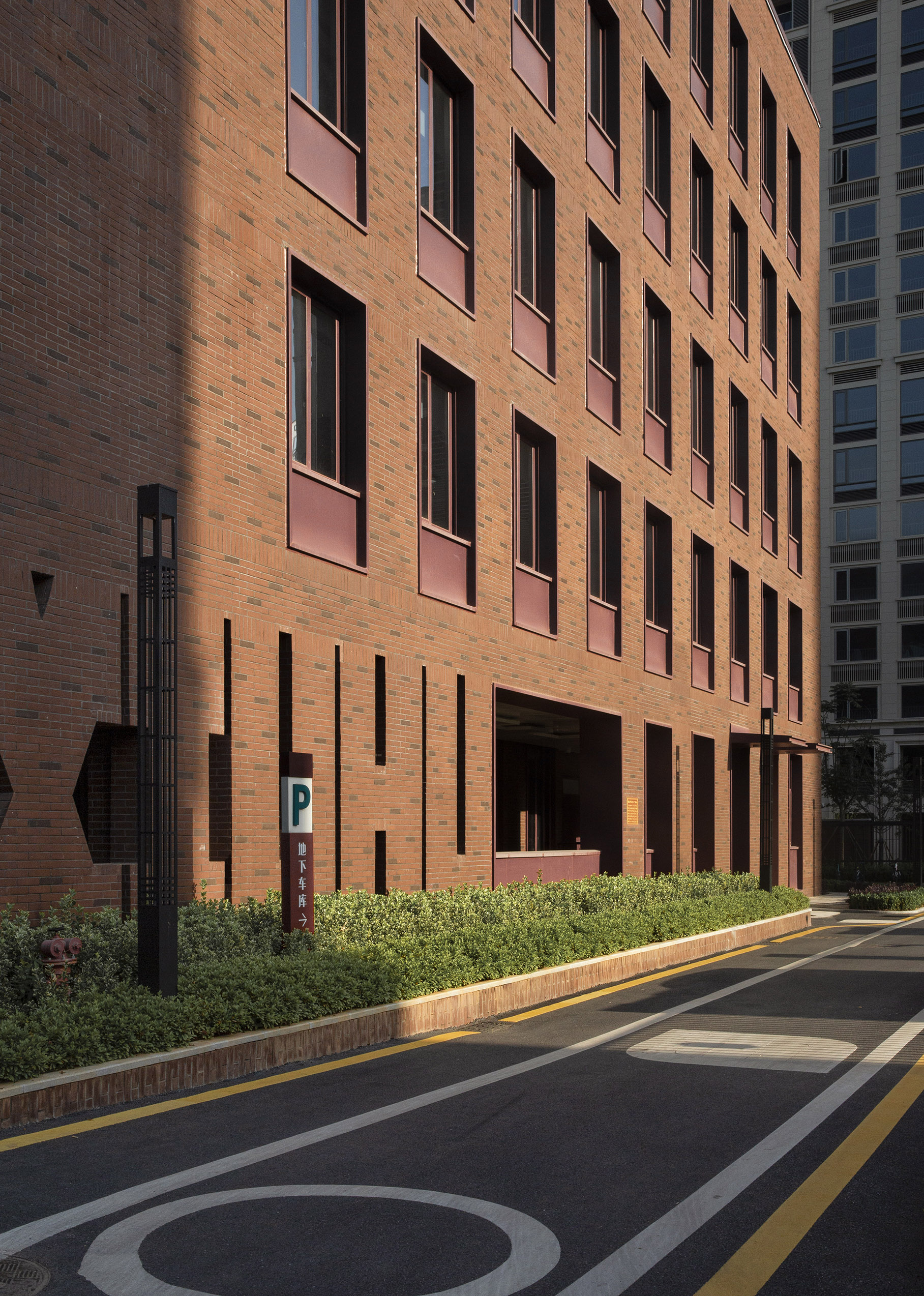 红砖与光影：义乌绣湖小学扩建工程 / 九米设计-9