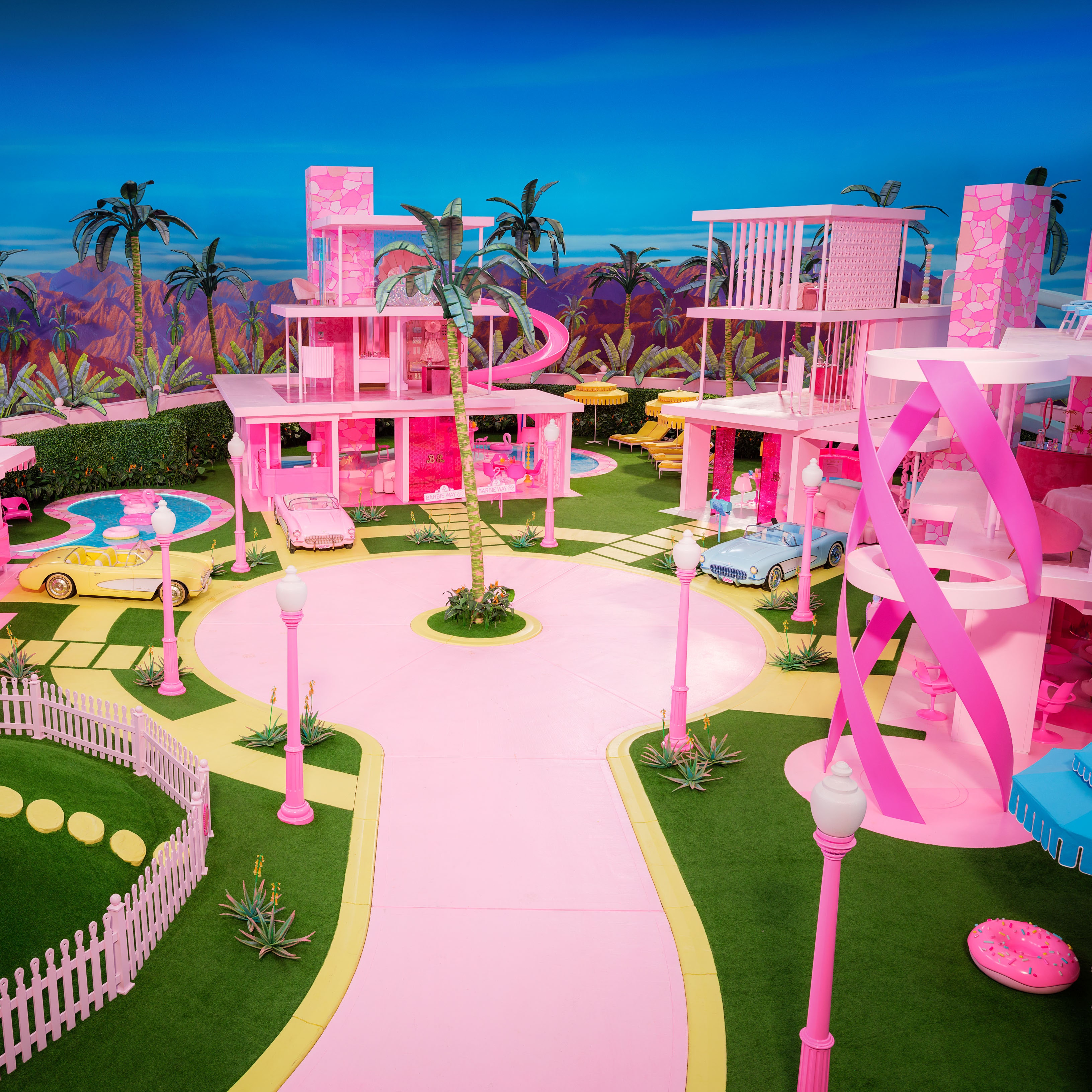 《芭比》电影梦之家 | 粉色梦幻世界，打破常规的室内设计-0