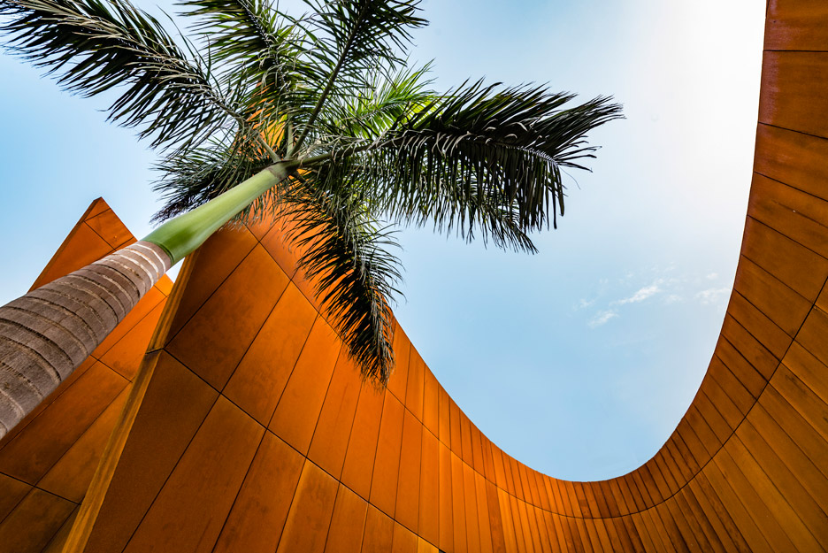 考顿钢墙屏张左右的新月状办公楼-4