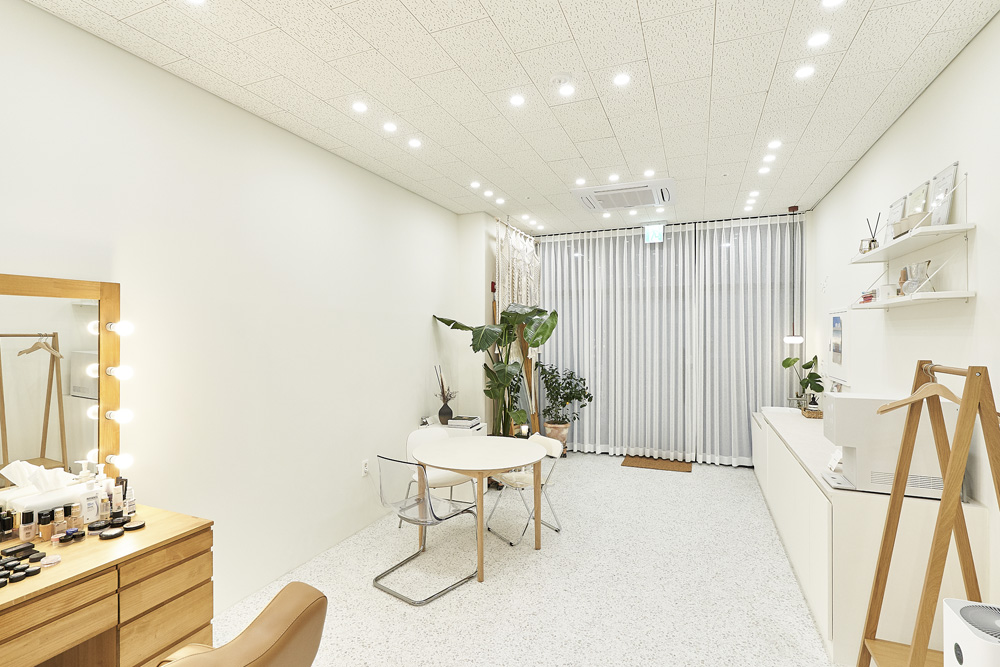 白色与木质的碰撞，15 平小空间的魅力设计-4