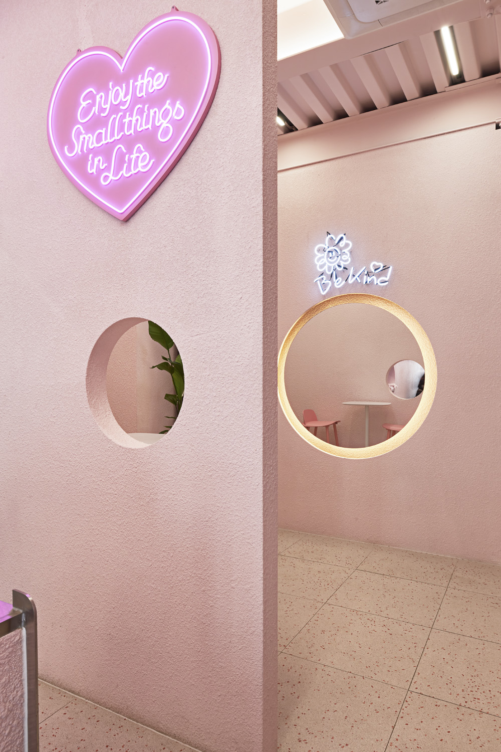 粉色调的 55 度果汁店 | 温馨与潮流的完美融合-14