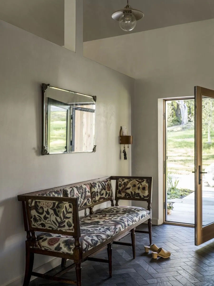温馨农场住宅，花卉墙纸与复古家具的完美融合-21