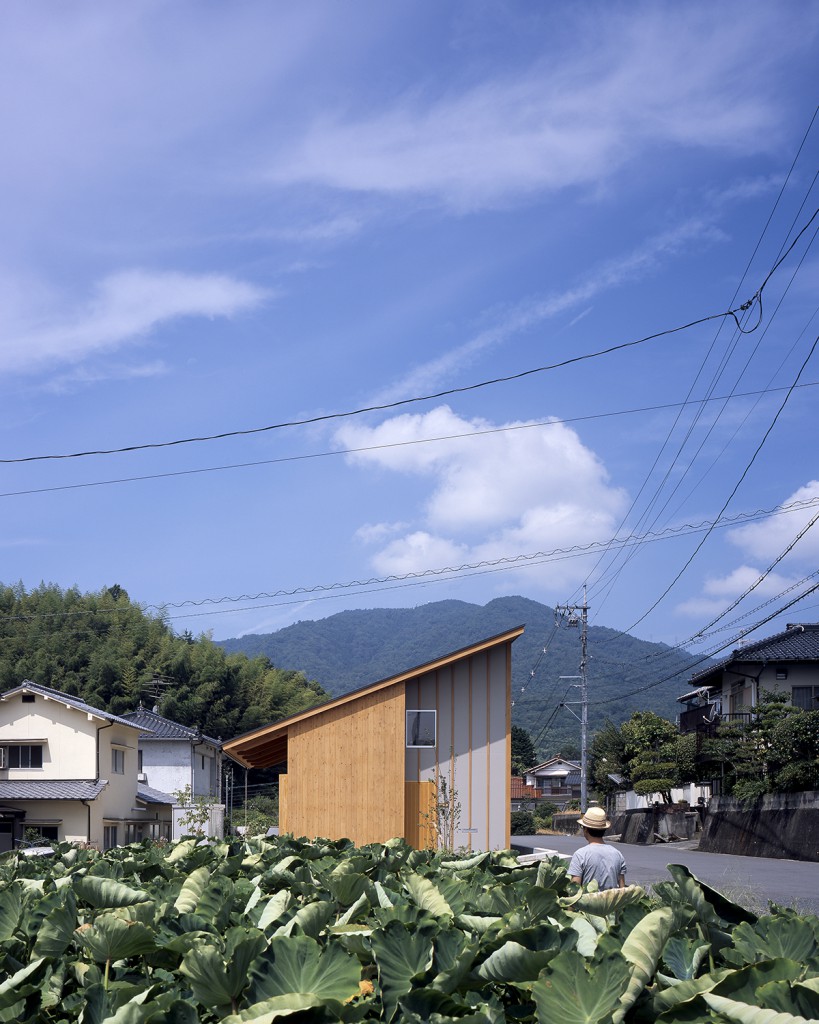 日本广岛 Kamihera 极简住宅 | 双高度天花板与倾斜空间设计-1