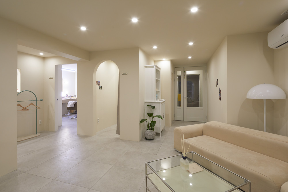 现代简约 16 平米美妆店设计-3