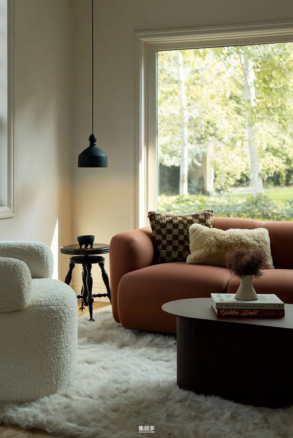 用原创设计师家具和时尚壁纸重新装饰的犹他州老房子-2