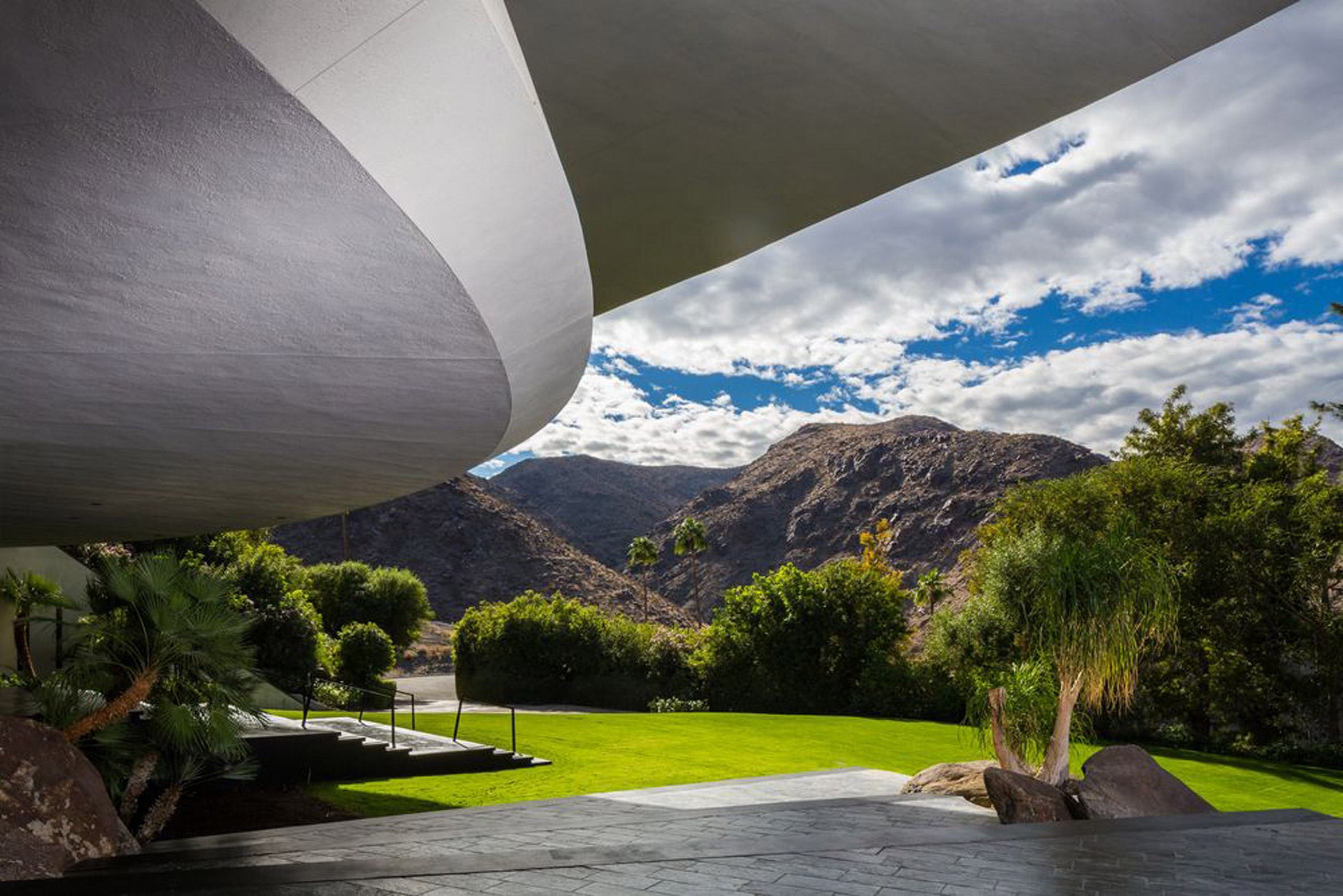 John Lautner punctured Hope Residence's giant roof with a crater-like hole-15