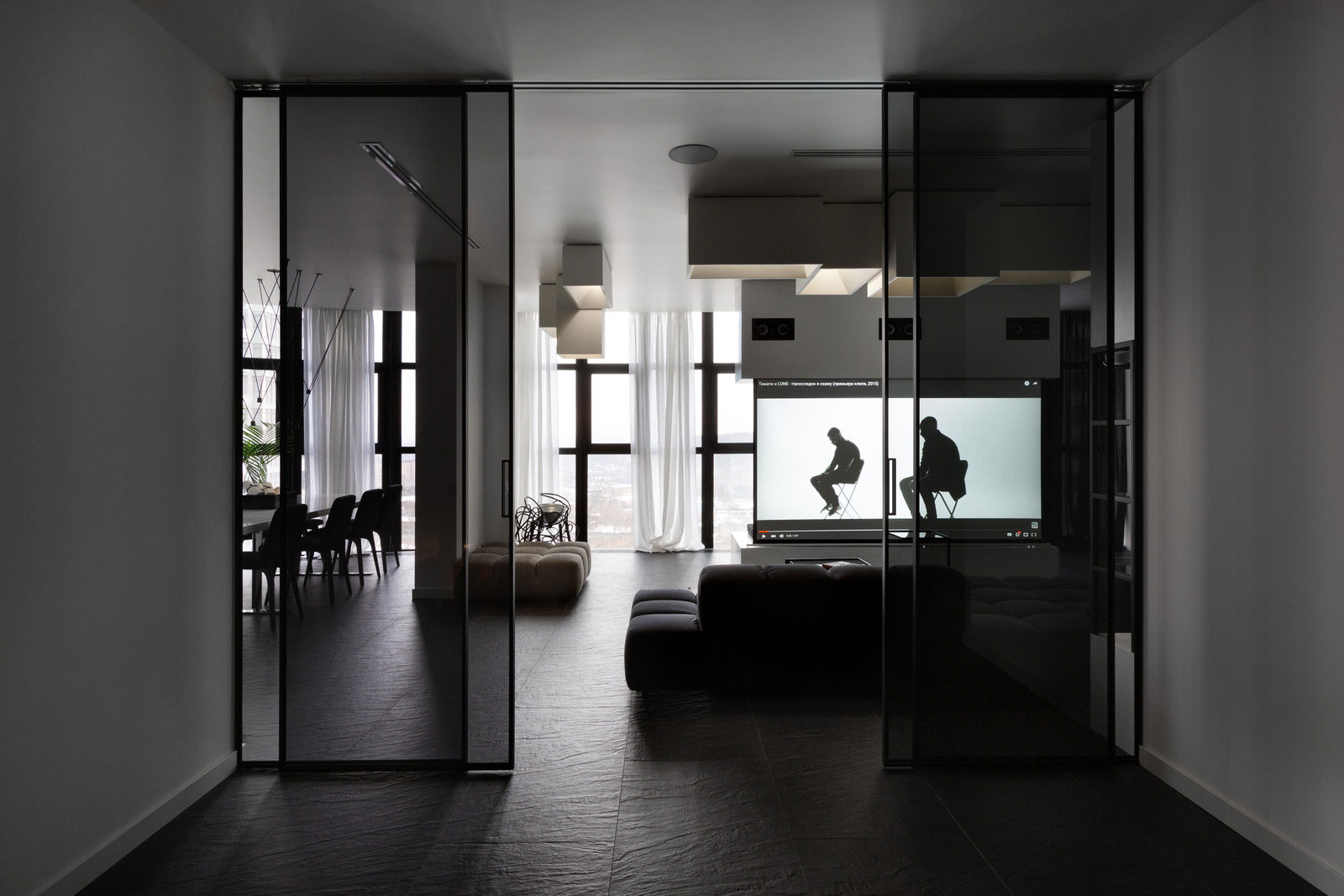 黑白艺术公寓——莱拉·卡塔索诺瓦为一对年轻夫妇打造-6