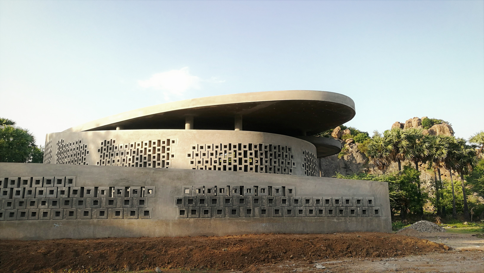 印度低成本社区中心,混凝土螺旋墙展现独特魅力-37