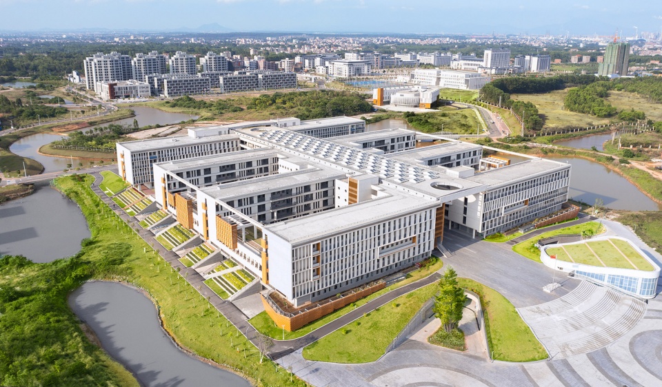 广东石油化工学院公共教学组团——依山傍水,打造生态校园-17