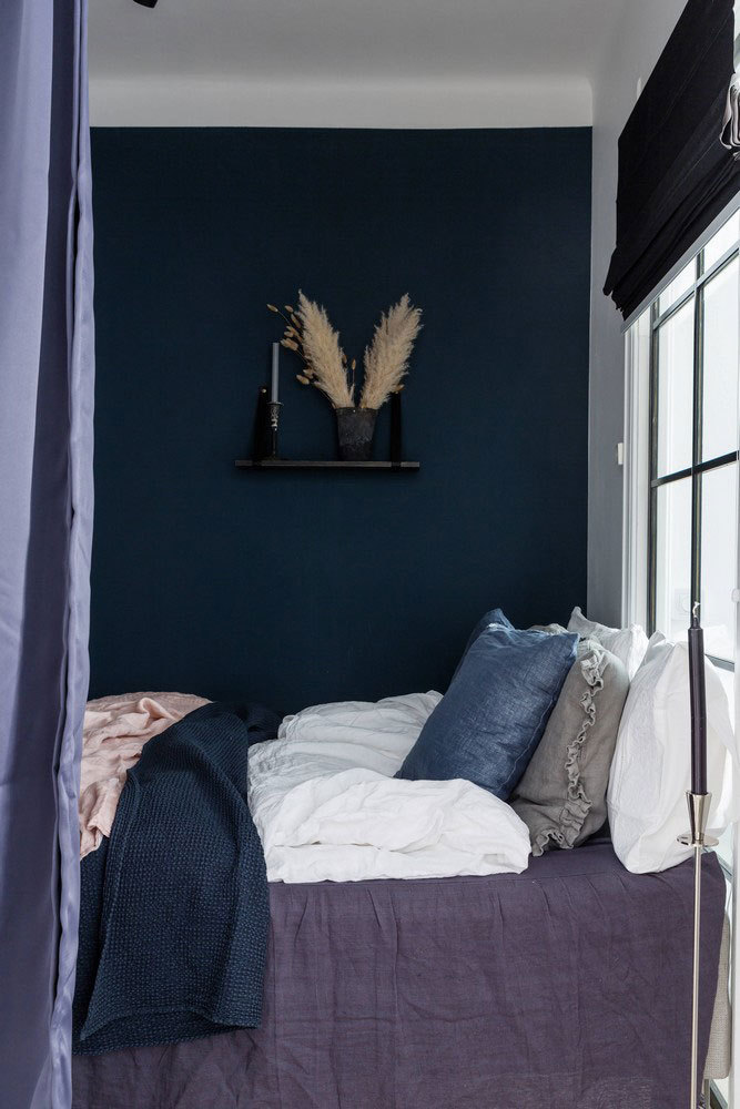 瑞典公寓的暗色调与亮丽装饰-8