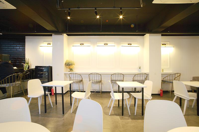 极简黑白咖啡空间，40 平小店的精致设计-5