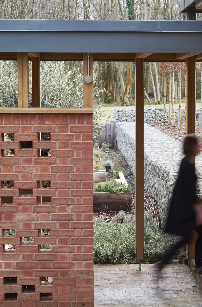 红砖绿意相映成趣,节能环保的英国乡村别墅-53