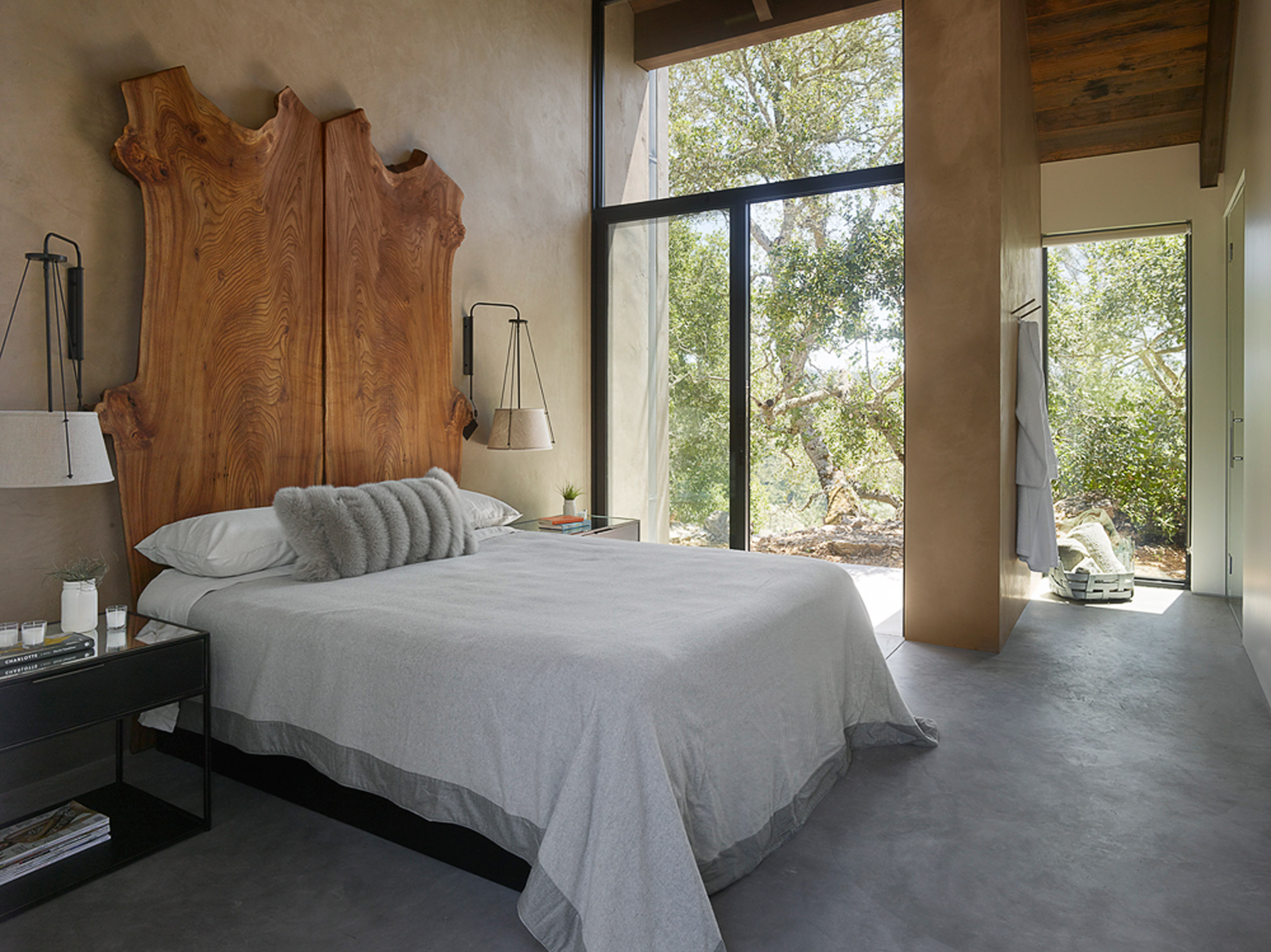 Field Architecture designs gabled house overlooking California vineyard-18