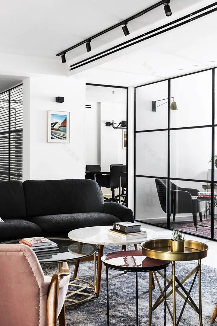 特拉维夫公寓改造,Qumra Capital 办公室的黑白极简魅力-20