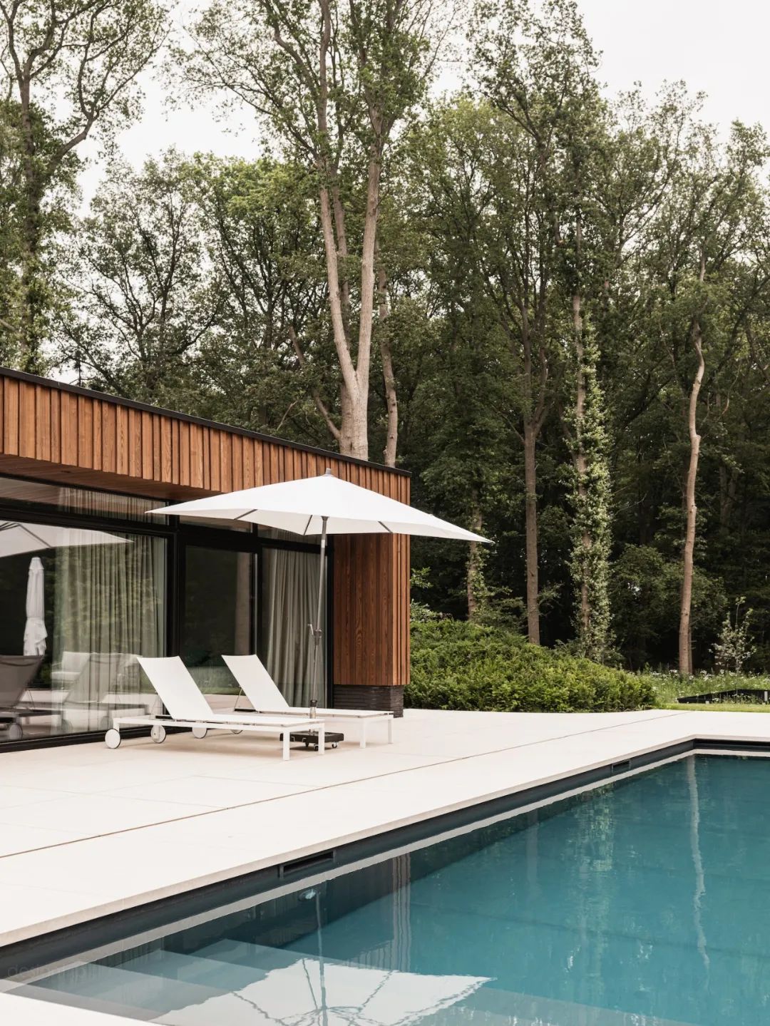 现代极简河畔别墅丨GrantJohnson-42