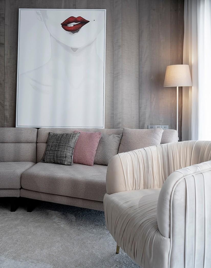 灰色调温馨别墅,午后光影下的和谐空间-12