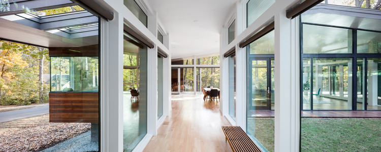 郊区森林中的私密玻璃住宅-4