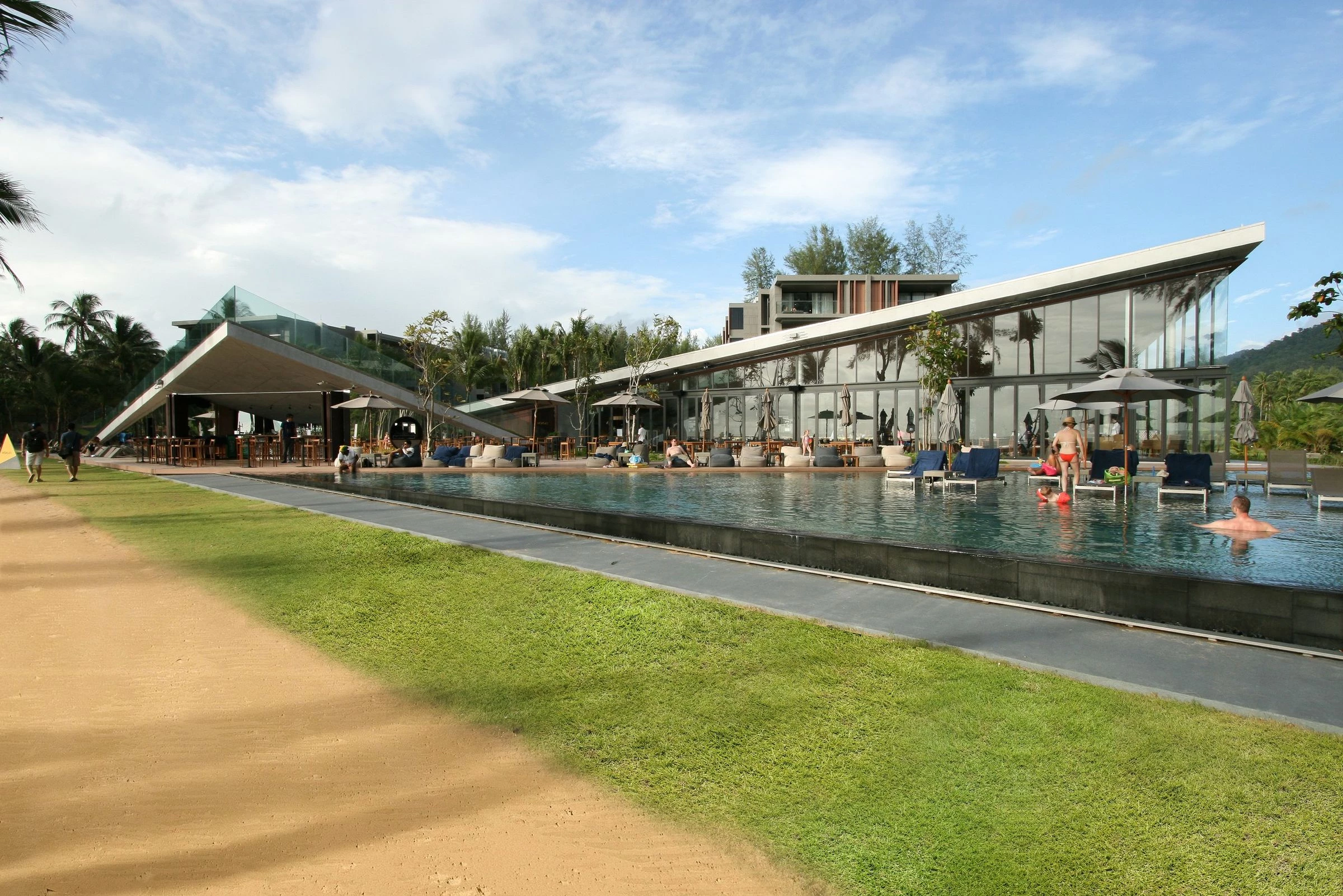 泰国 KOKULO 海滩俱乐部 | 绿意盎然的海岸线休闲空间-10