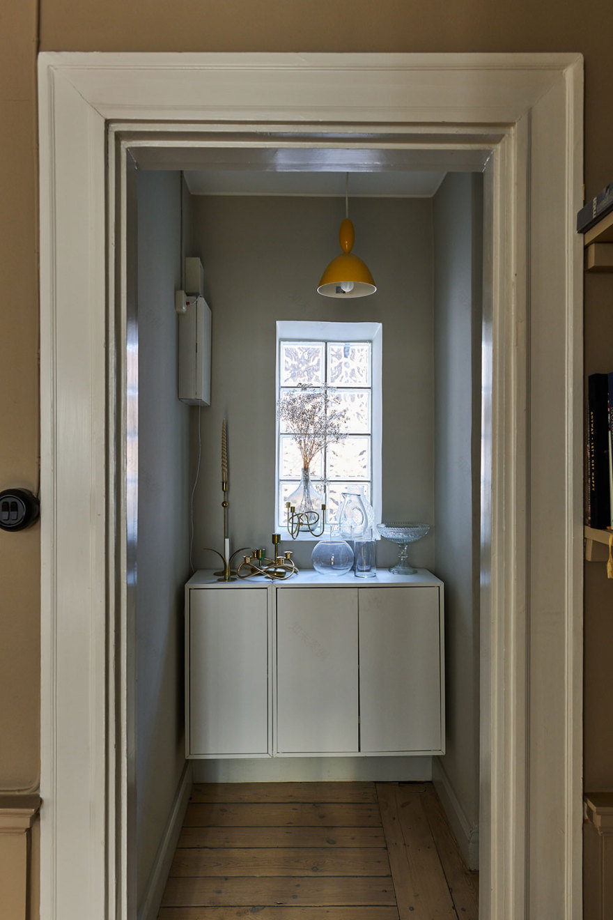 "斯德哥尔摩的温馨咖啡色公寓 | 经典与现代的完美融合"-22