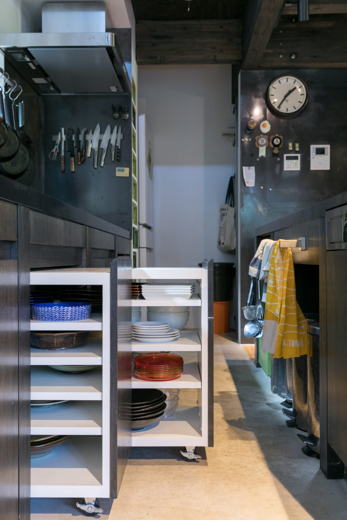 鎌倉の景観に溶け込む緑の中に静かに佇む和を再構築した黒い箱 | Architecture | 100%LiFE-15